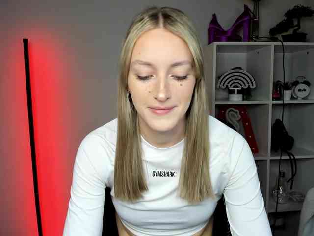 EvelynBlond26 webcam