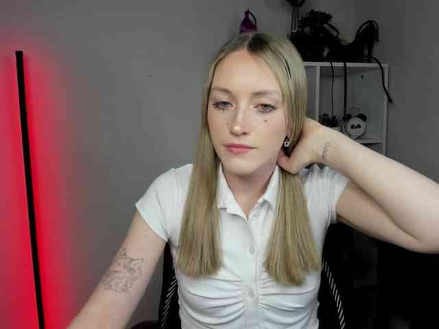 EvelynBlond26 webcam
