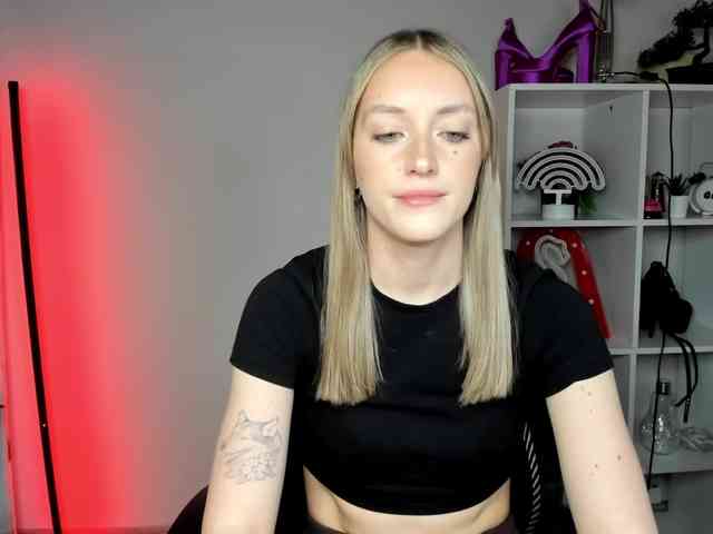 EvelynBlond26 webcam