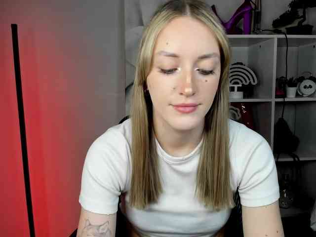 EvelynBlond26 webcam