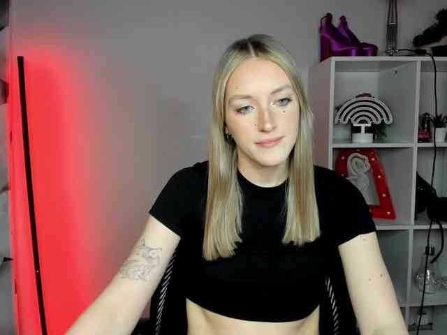 EvelynBlond26 webcam