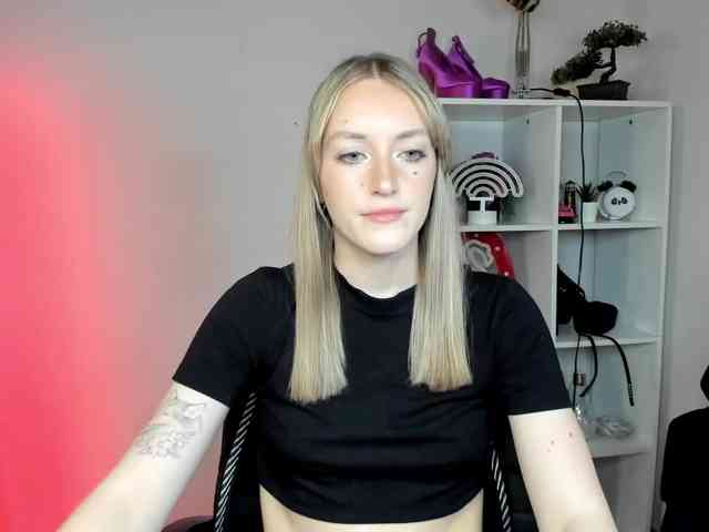 EvelynBlond26 webcam