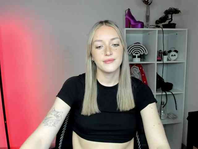 EvelynBlond26 webcam