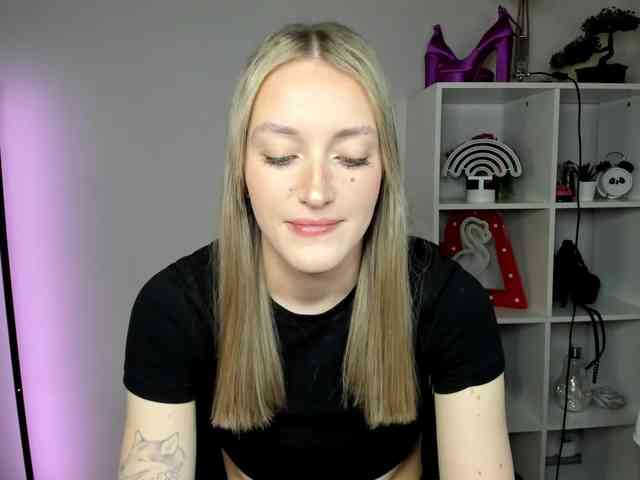 EvelynBlond26 webcam