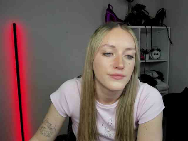 EvelynBlond26 webcam