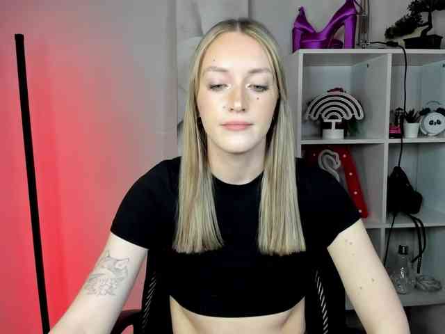 EvelynBlond26 webcam