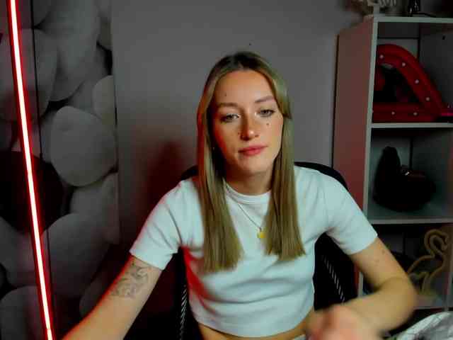 EvelynBlond26 webcam