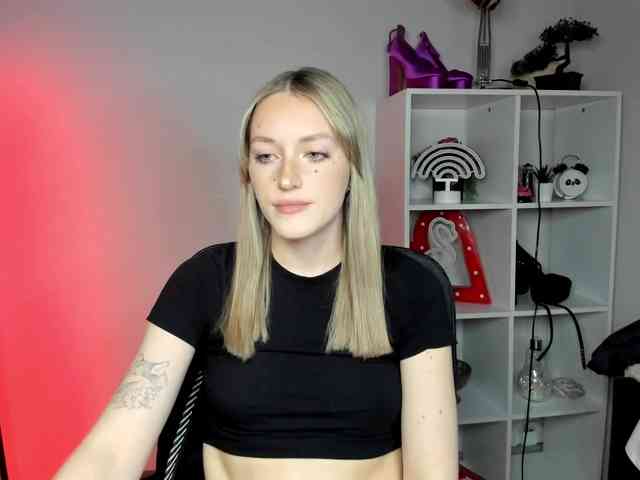 EvelynBlond26 webcam