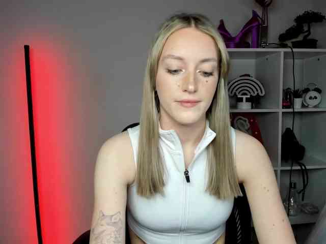 EvelynBlond26 webcam