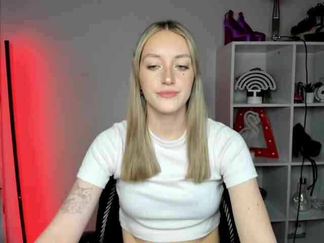 EvelynBlond26 webcam