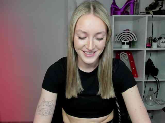 EvelynBlond26 webcam