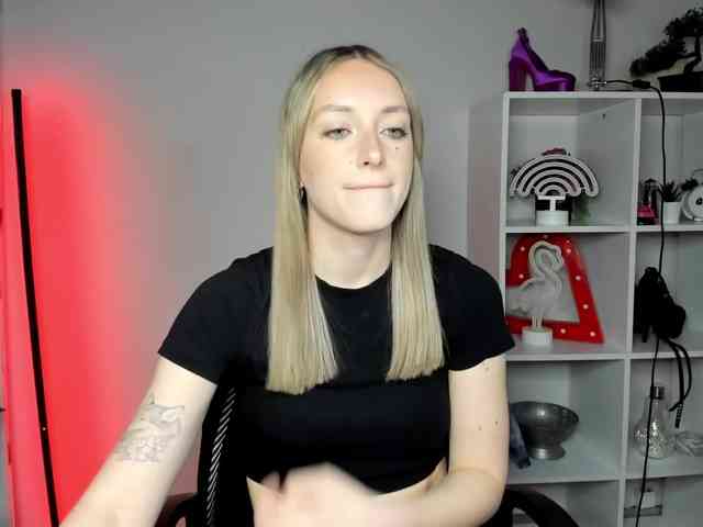 EvelynBlond26 webcam