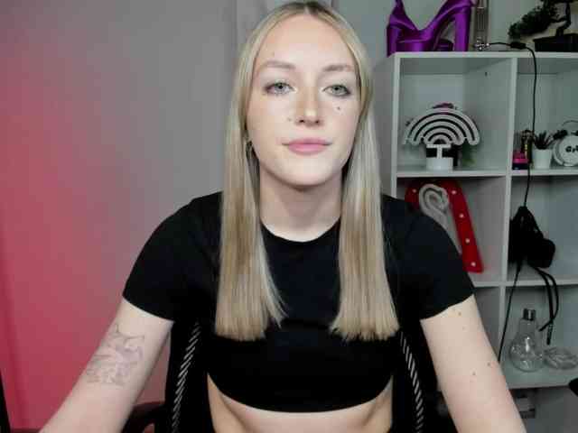 EvelynBlond26 webcam
