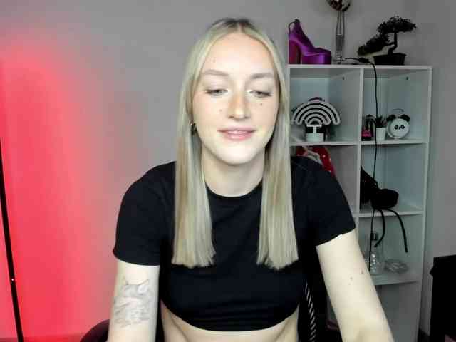 EvelynBlond26 webcam