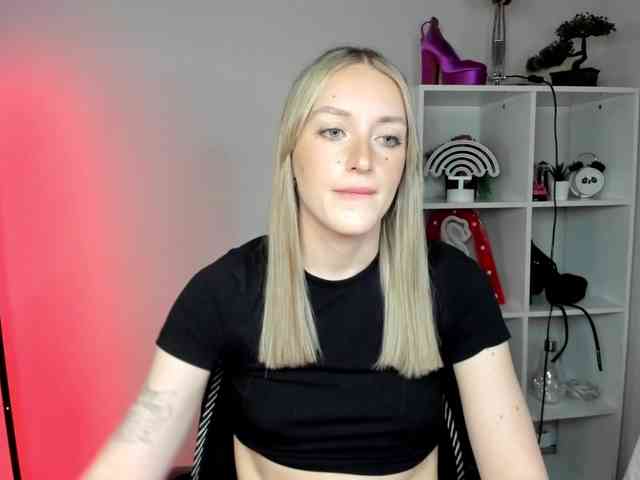EvelynBlond26 webcam