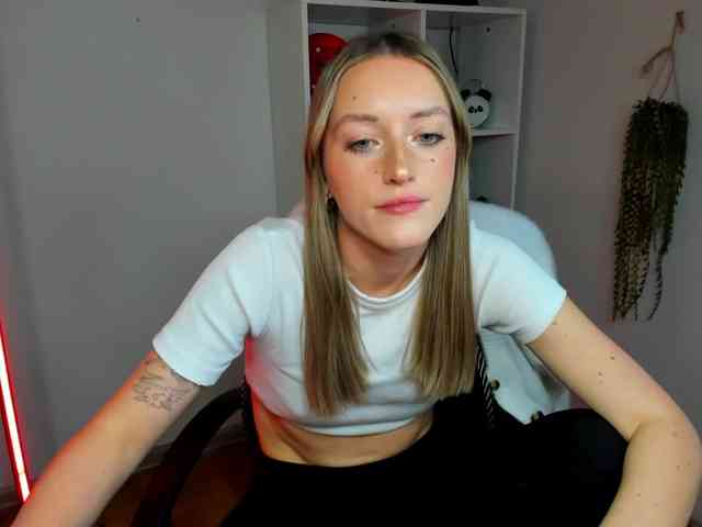 EvelynBlond26 webcam
