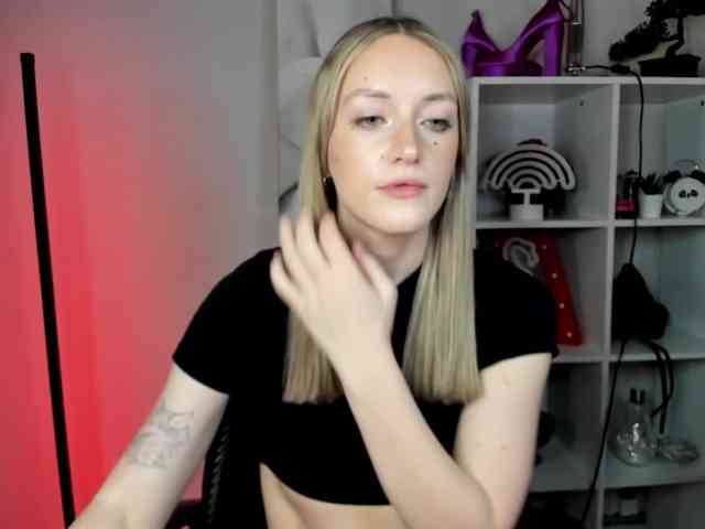 EvelynBlond26 webcam