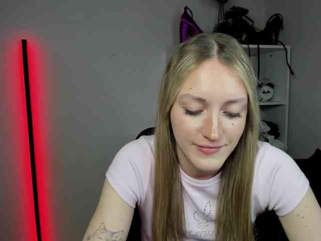 EvelynBlond26 webcam