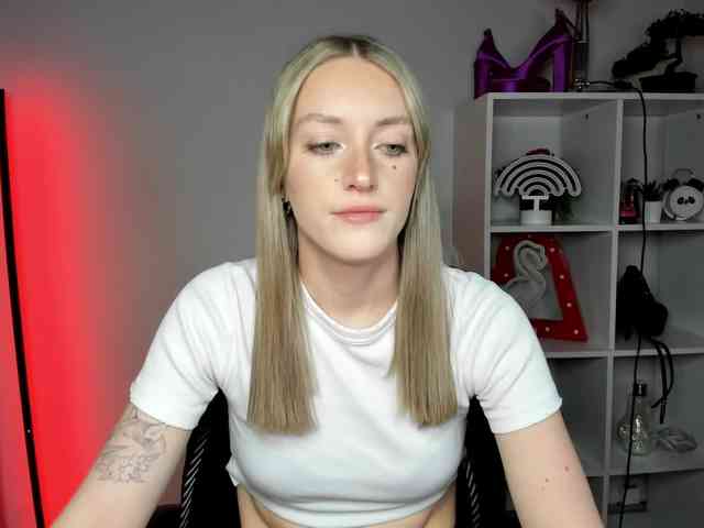 EvelynBlond26 webcam