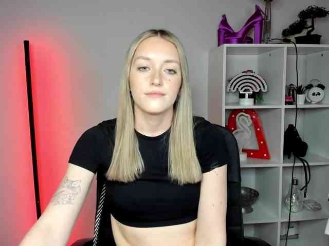EvelynBlond26 webcam