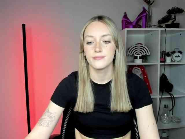 EvelynBlond26 webcam
