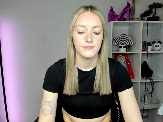 EvelynBlond26 webcam