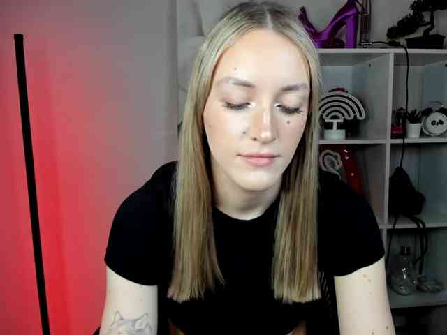 EvelynBlond26 webcam