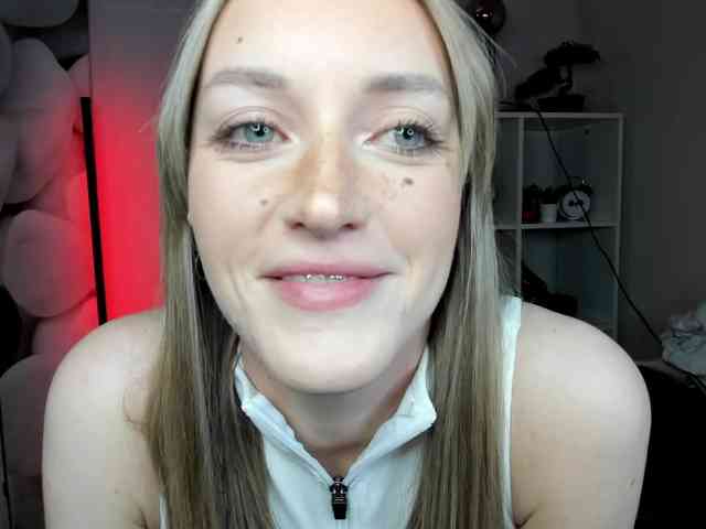 EvelynBlond26 webcam