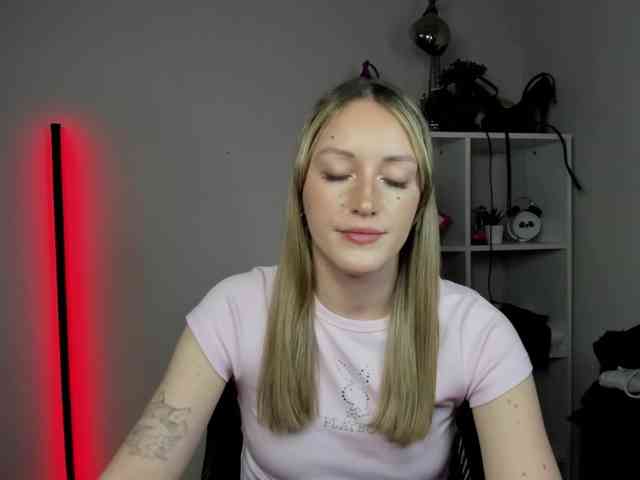 EvelynBlond26 webcam