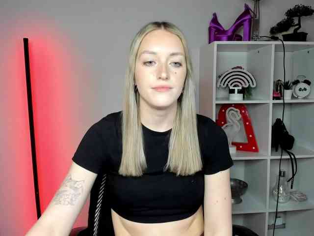 EvelynBlond26 webcam