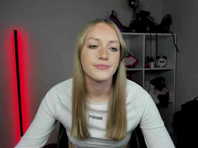 EvelynBlond26 webcam