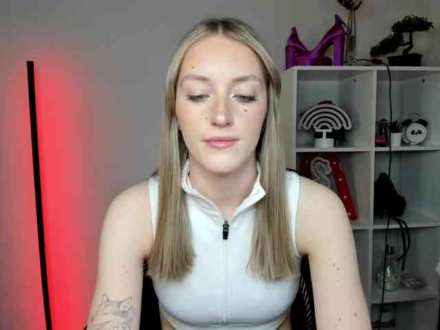 EvelynBlond26 webcam