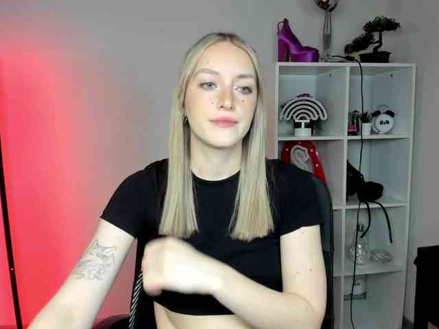 EvelynBlond26 webcam