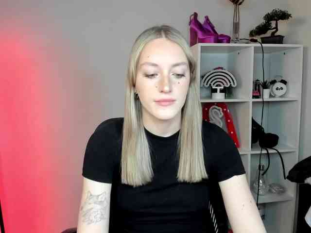 EvelynBlond26 webcam