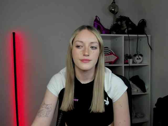 EvelynBlond26 webcam