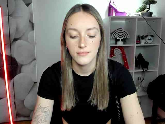 EvelynBlond26 webcam
