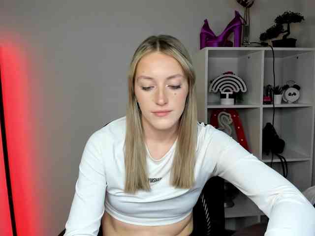 EvelynBlond26 webcam