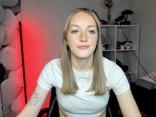 EvelynBlond26 webcam
