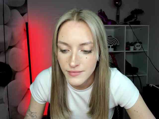 EvelynBlond26 webcam