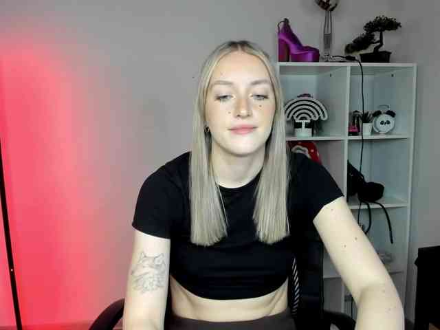 EvelynBlond26 webcam