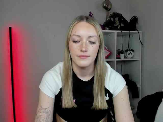 EvelynBlond26 webcam