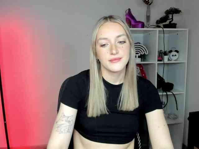 EvelynBlond26 webcam