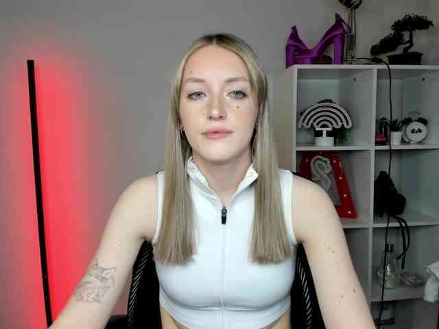 EvelynBlond26 webcam