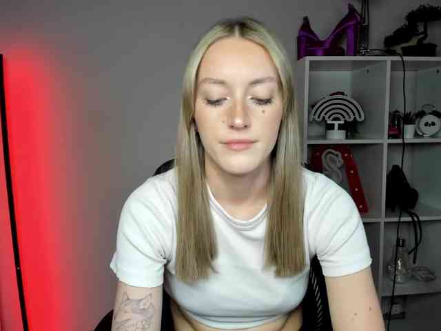 EvelynBlond26 webcam
