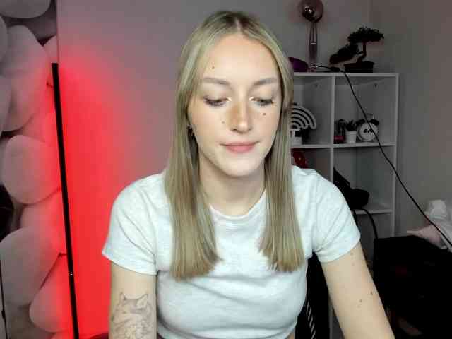 EvelynBlond26 webcam