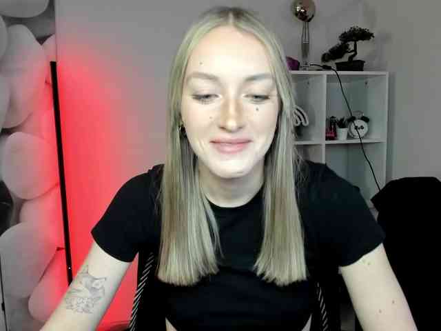 EvelynBlond26 webcam
