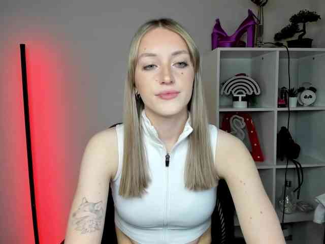 EvelynBlond26 webcam