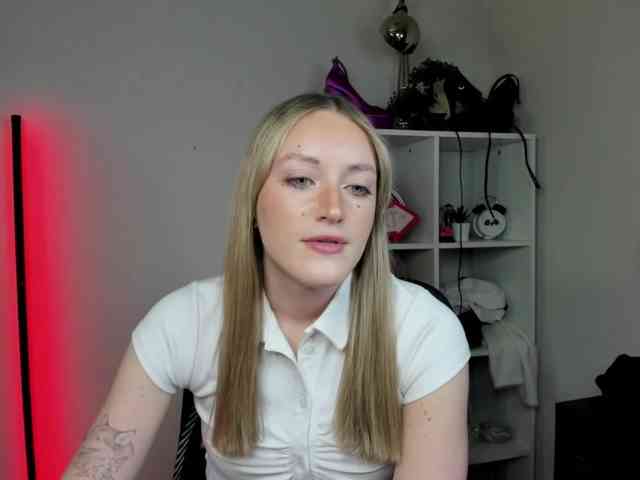 EvelynBlond26 webcam