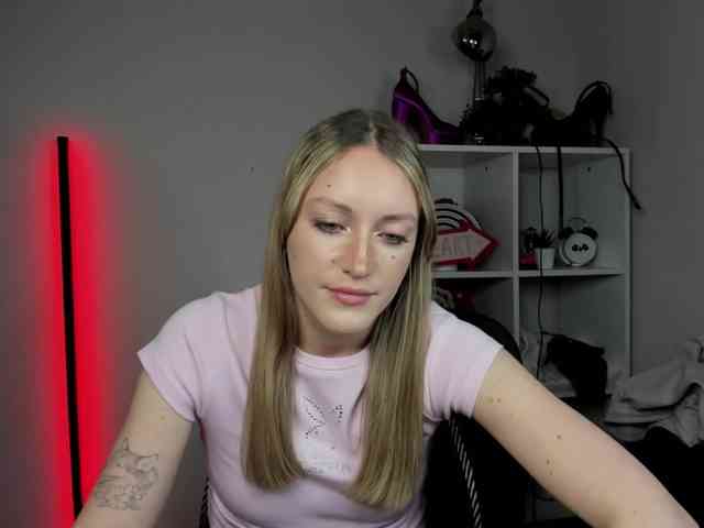 EvelynBlond26 webcam