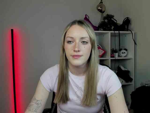 EvelynBlond26 webcam